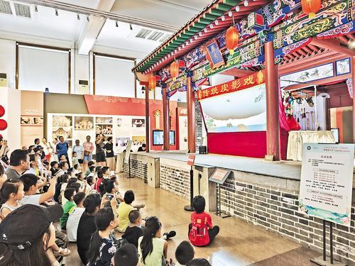 7月12日，“暑期欢乐季”非遗展演展示活动在河北博物院启动。图为游客在欣赏唐山皮影戏。本报记者 史晓多摄