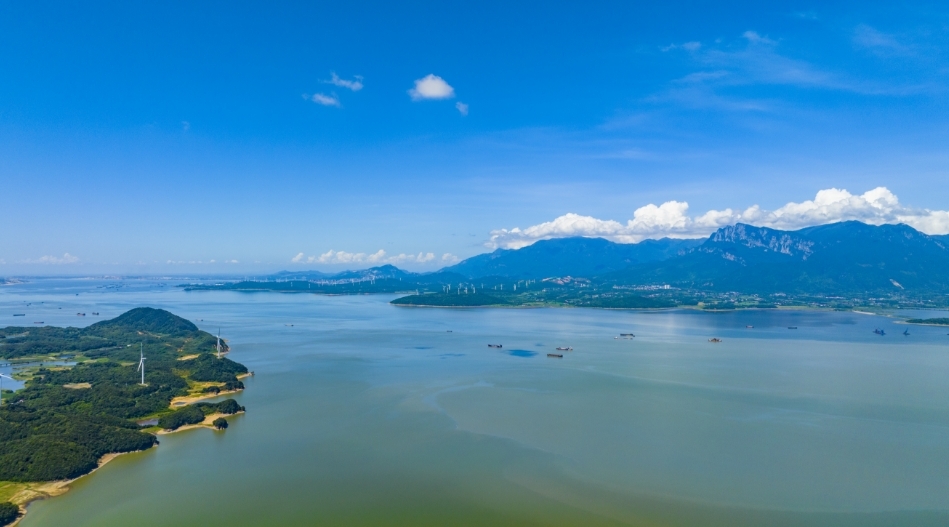 鄱阳湖碧波荡漾，船只来往不断，航运繁忙。