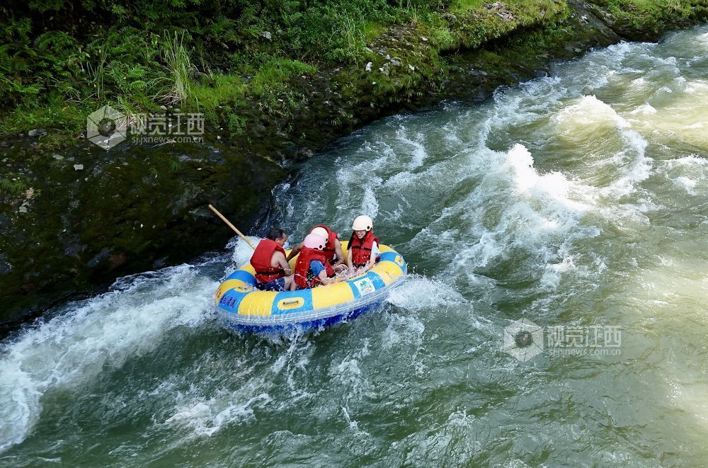 2025年7月21日，在江西省遂川县罗霄山大峡谷景区，迎来许多游客戏水消暑，乐享清凉。