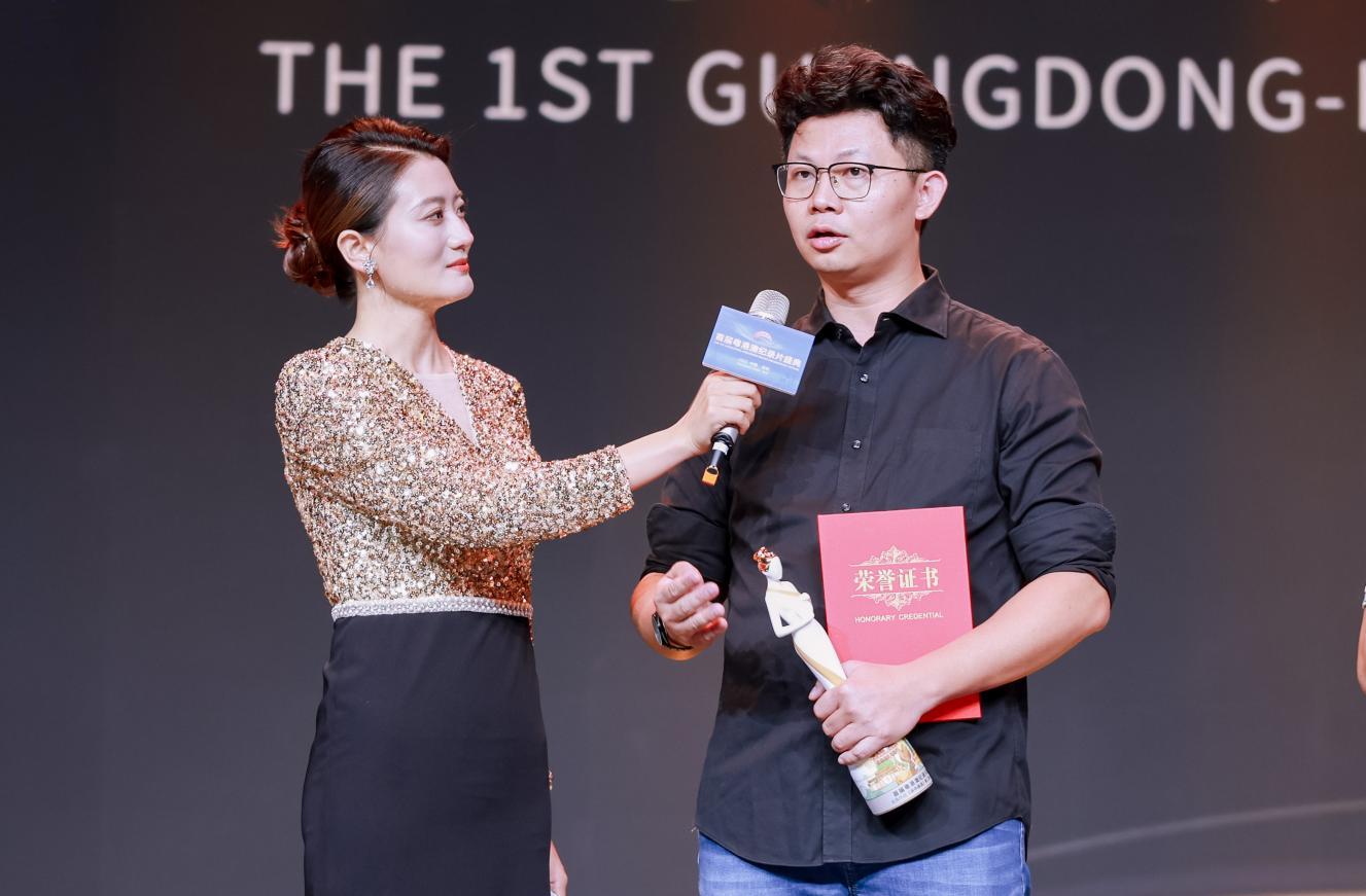 ▲《深中通道（第二季）》导演何浩堃（右）现场接受主持人采访