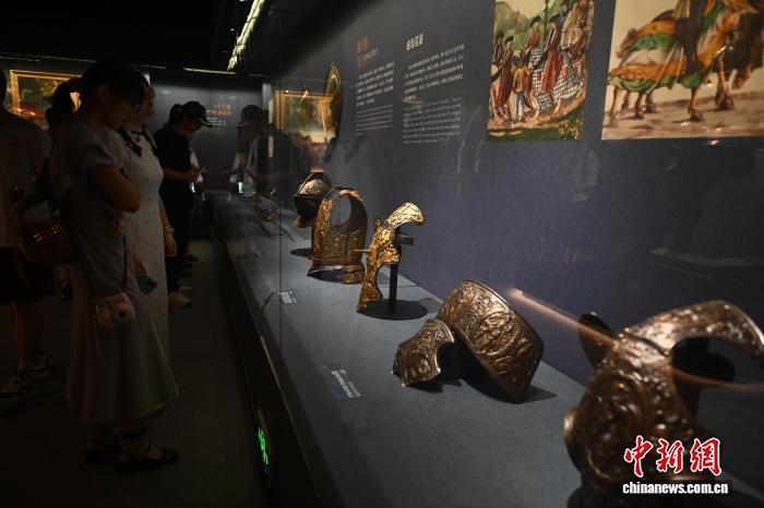 7月24日,在位于甘肃省兰州市的甘肃省博物馆内,游人参观盔甲。中新社记者 李亚龙 摄