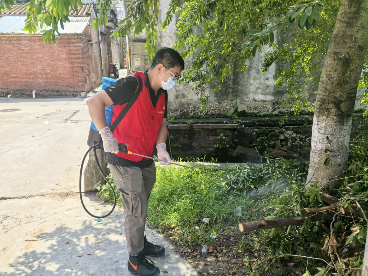 图2 区社保局党员干部在上涌村协助蚊媒消杀