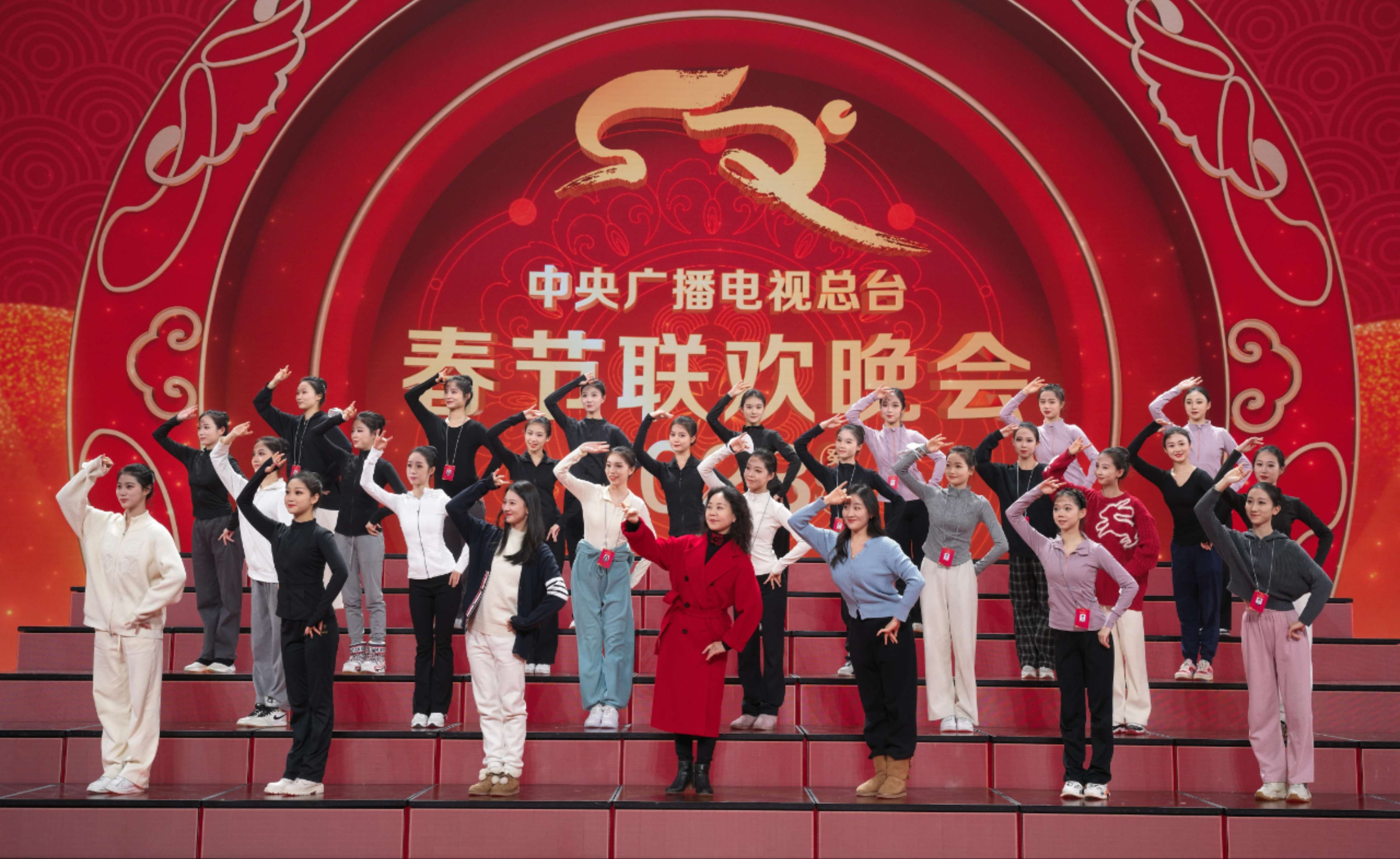 韩淑英教授带领南传舞蹈学院学生参加央视春晚