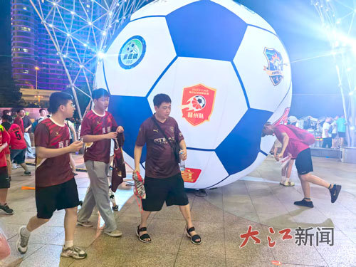 南昌“足球嘉年华”现场。