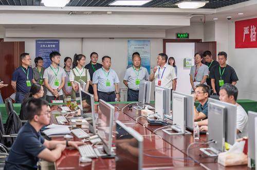 7月22日,重庆市教育考试院,市人大代表、市政协委员和考生代表实地探访高考录取全过程。 记者 李雨恒 摄
