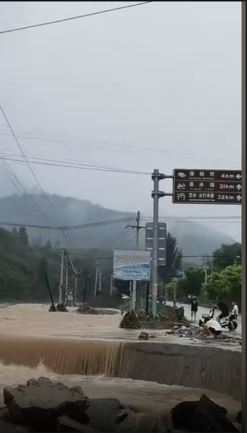 保定易县暴雨多地被淹 网友感叹:三十多年未见此水位