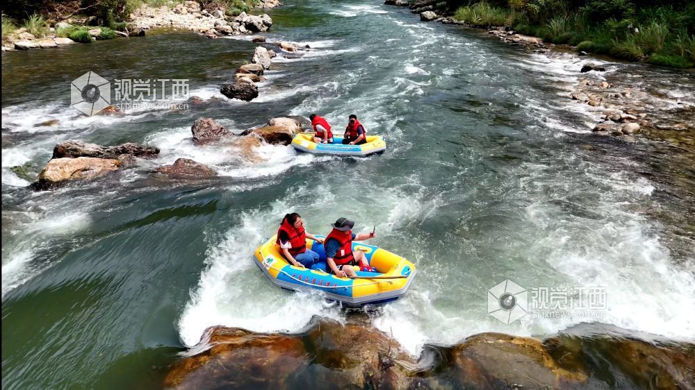 2025年7月21日，在江西省遂川县罗霄山大峡谷景区，迎来许多游客戏水消暑，乐享清凉。