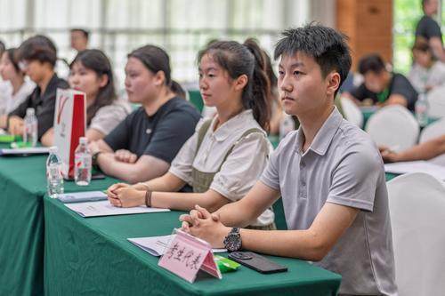 7月22日,重庆市教育考试院,考生代表实地探访高考录取全过程。 记者 李雨恒 摄