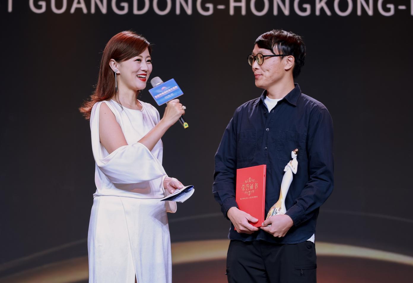 ▲《口述澳门历史名人堂》剪辑黄耀恩（右）接受主持人采访