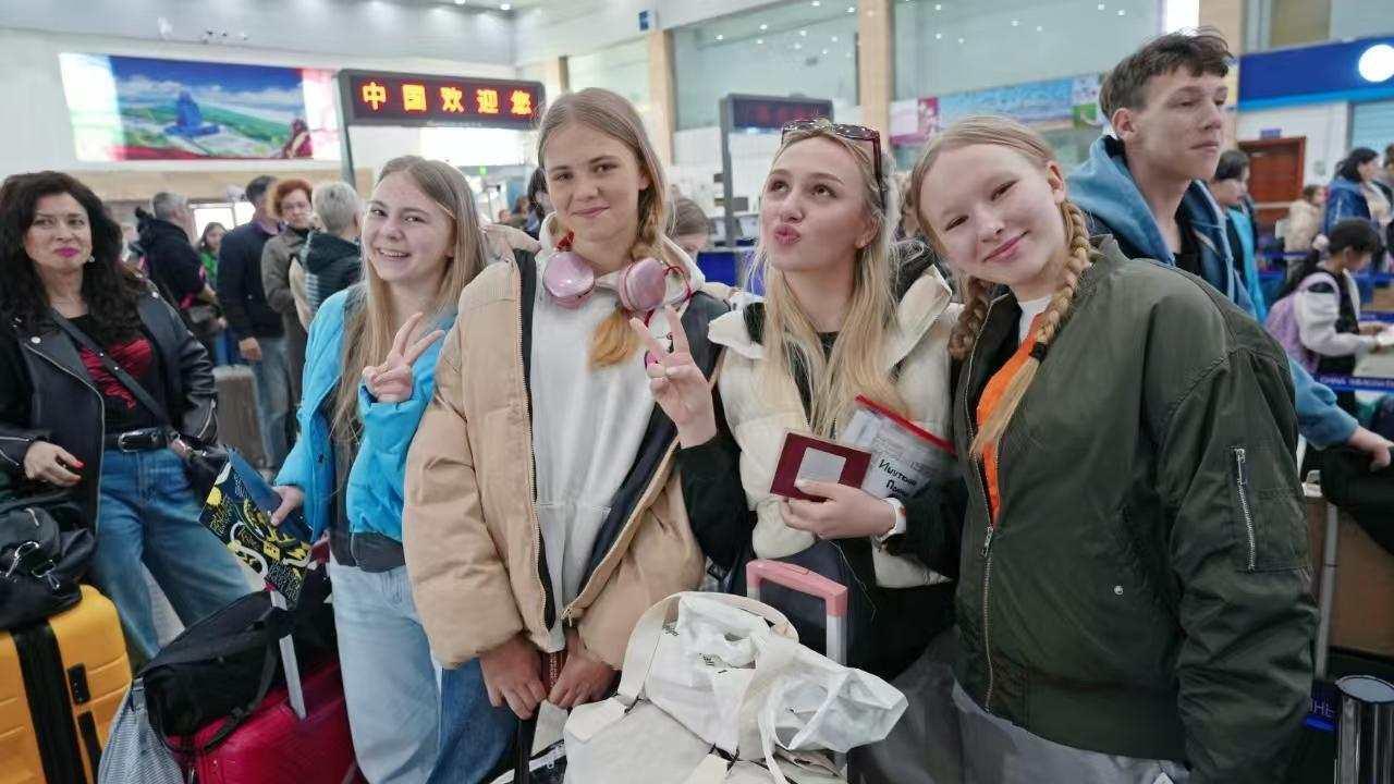 在珲春口岸等待入境中国的俄罗斯游客。