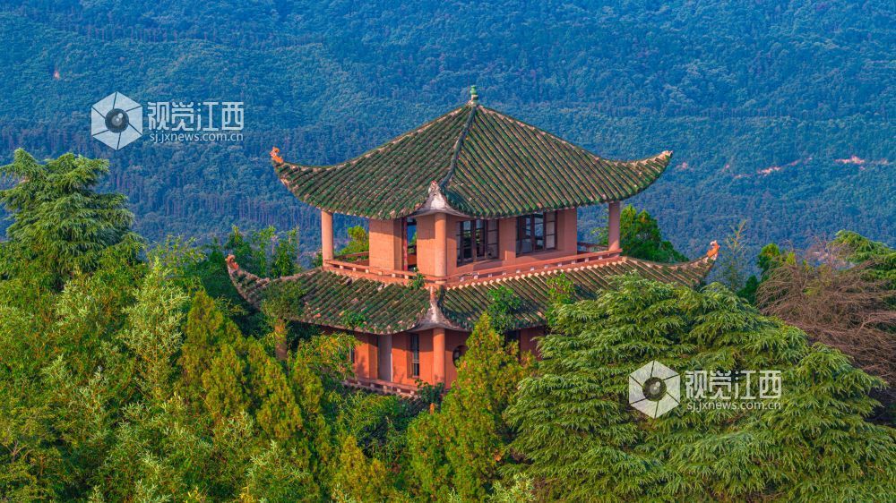 2025年7月15日在江西省吉安市峡江县覆箱峰拍摄的画面。