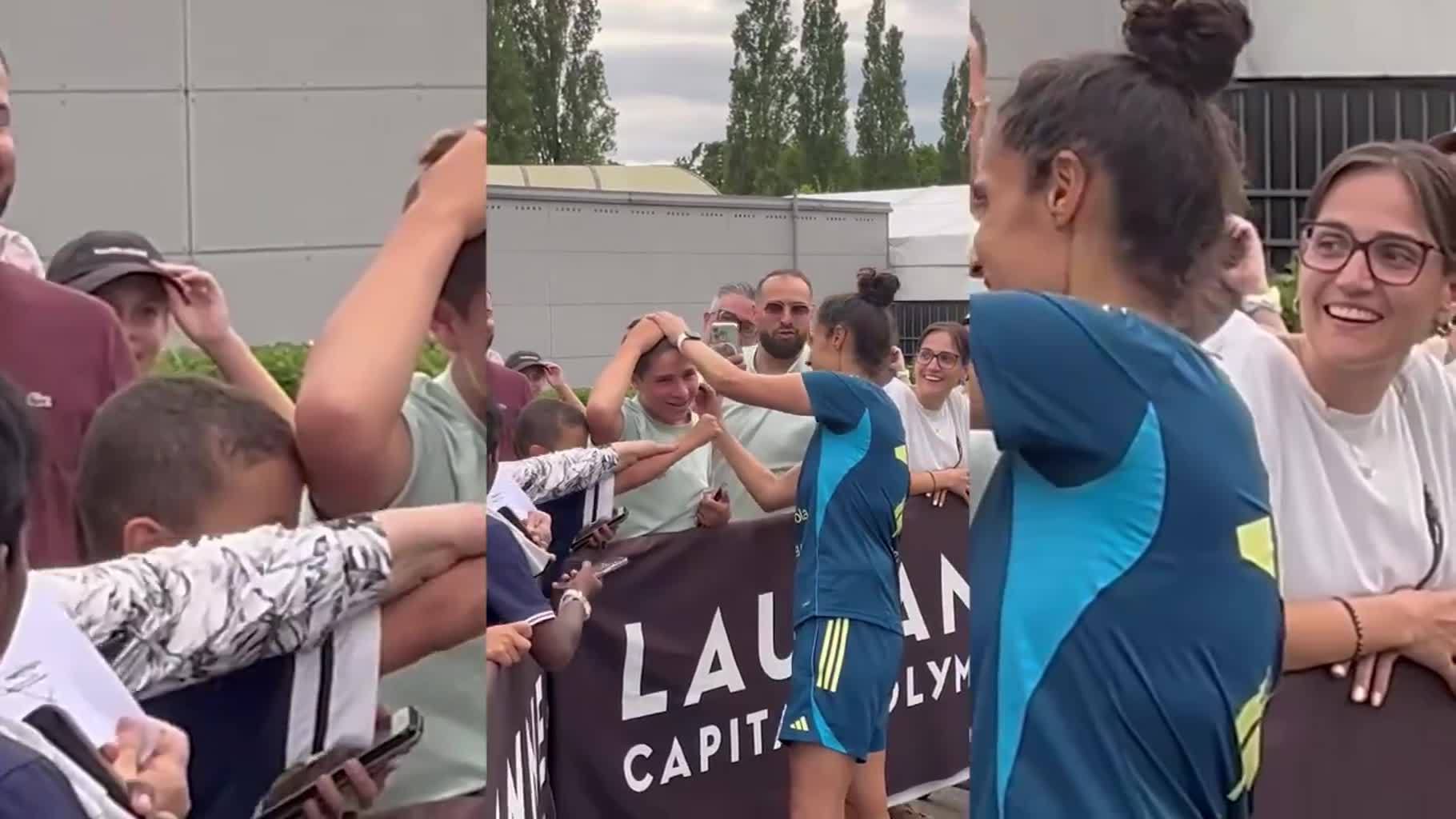 球迷让西班牙女足主帅托梅在自己脸上签名，托梅同意了