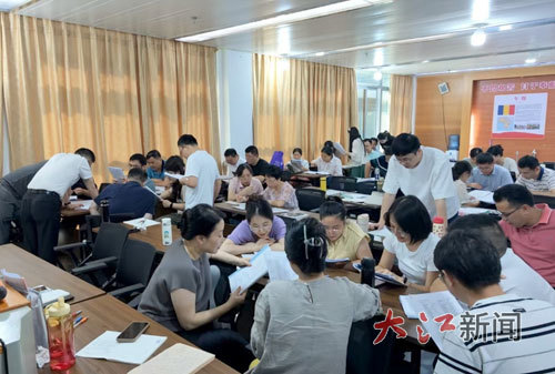 队员们分组讨论并进行法语对话。