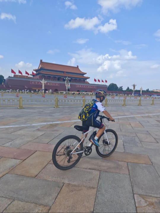 超超在天安门前骑行