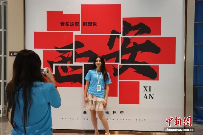 7月23日，华裔青少年在西安幸福林带参观交流。　李一璠 摄