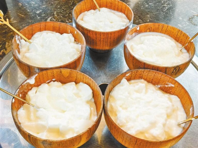 2024年甘南藏族自治州玛曲县牦牛酸奶制作技艺入选甘肃省第五批省级非遗名录，成为雪域文化的一张金色名片。