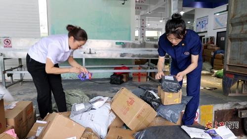 工作人员在快递包裹上贴“消防安全”单