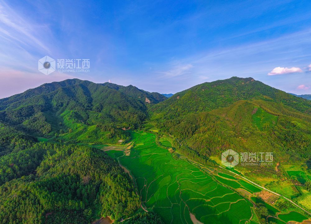 2025年7月15日在江西省吉安市峡江县覆箱峰拍摄的画面。