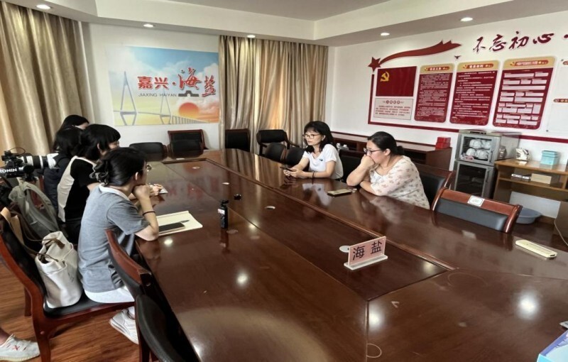图为团队成员与海盐县文旅局干部座谈