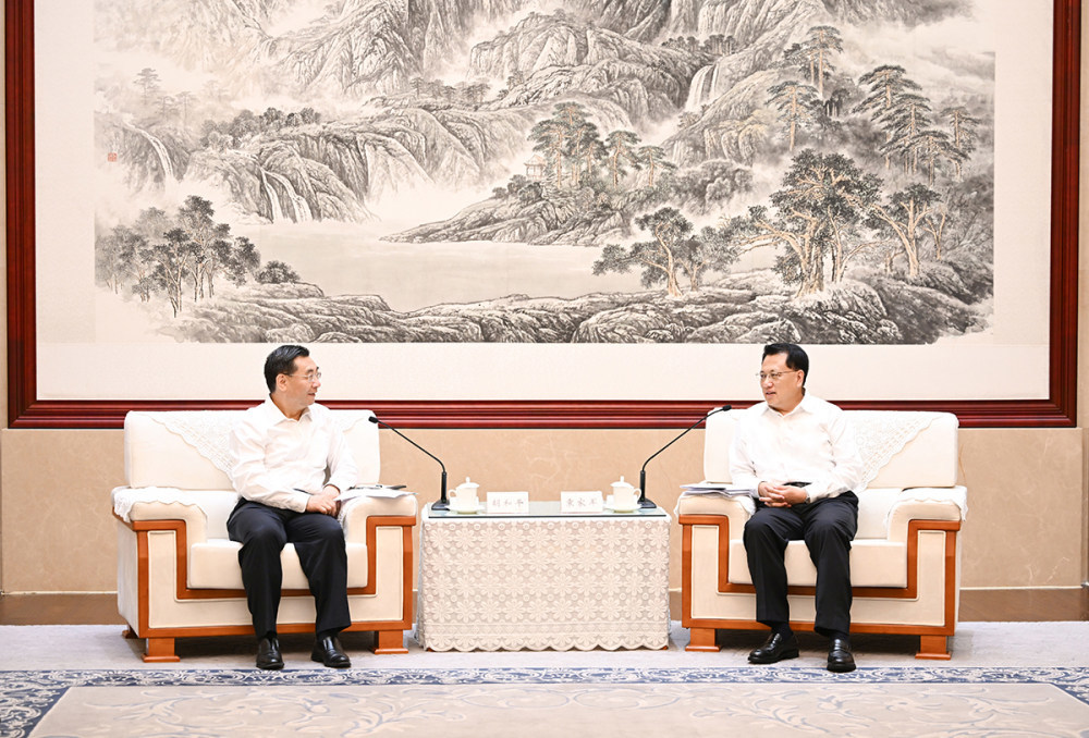 ▲7月25日上午，市委书记袁家军会见中央宣传部分管日常工作的副部长胡和平。记者 苏思 摄