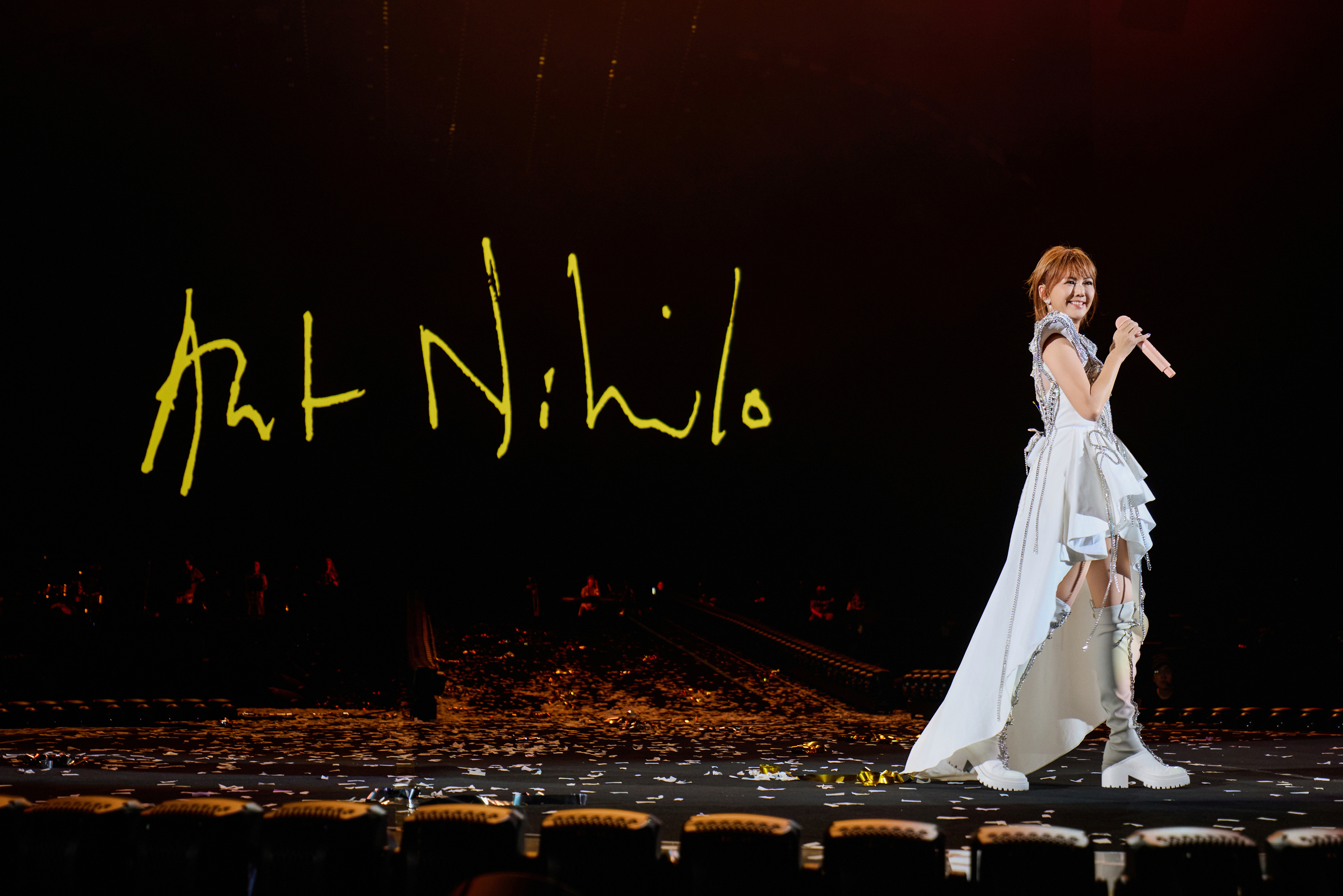 赭色日落与荧光海浪，八万人的25年之约  孙燕姿“就在日落以后”青岛双场完美收官