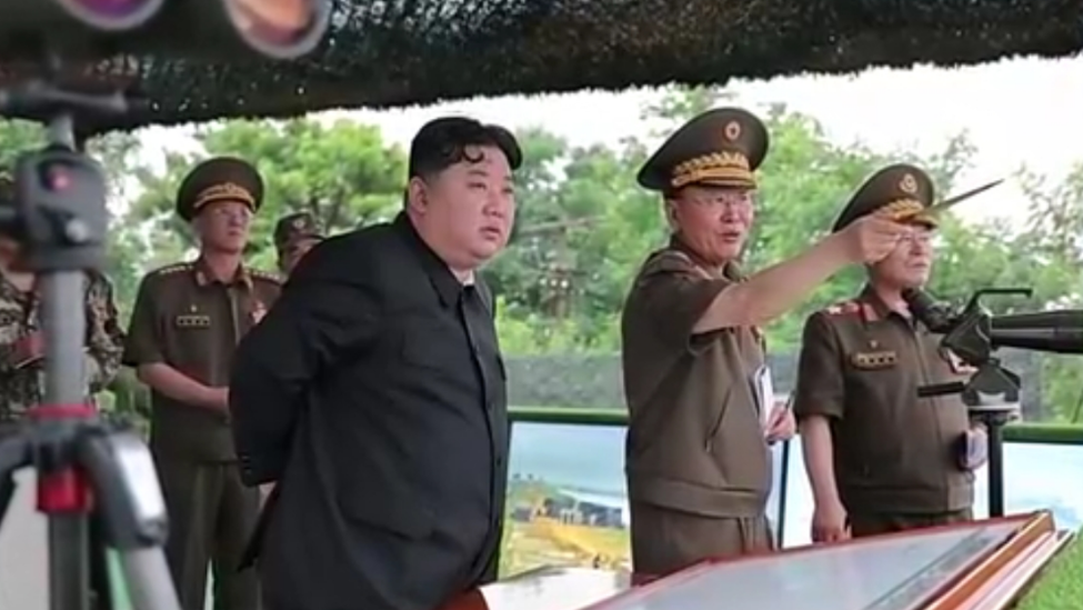 金正恩观摩朝军炮兵部队射击训练比赛