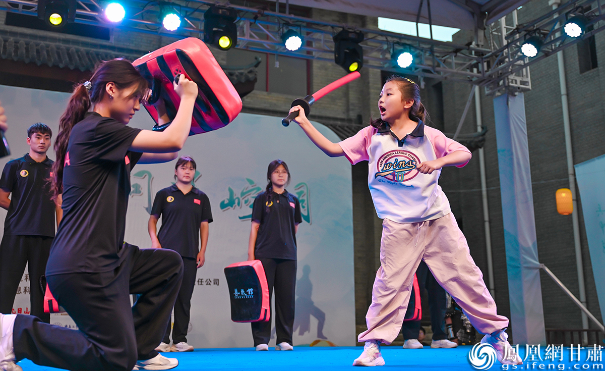 小朋友登台体验短兵器劈、砍、斩、刺动作要领