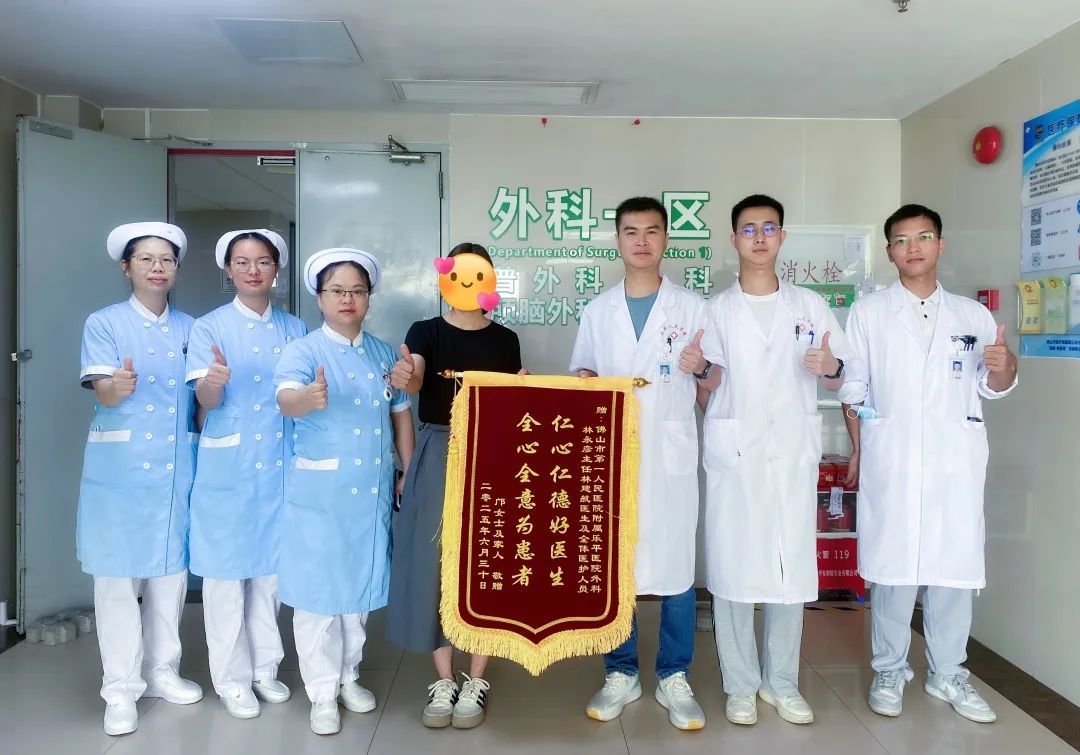 图：患儿家属为医务人员送上锦旗