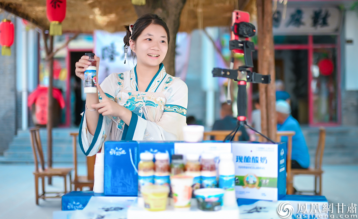 通过直播间推广，平凉特色产品热销。