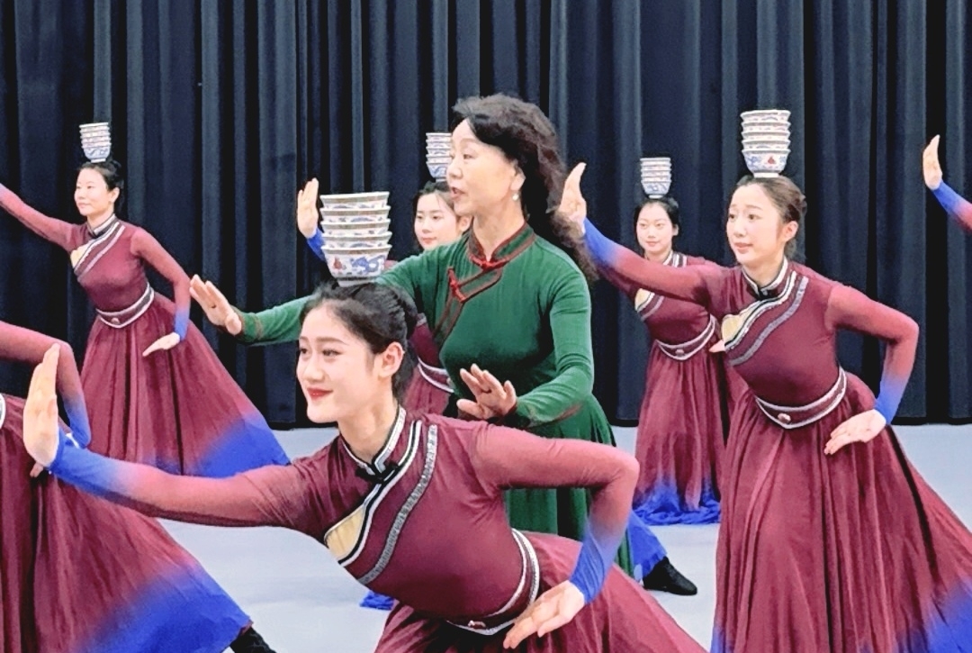 韩淑英教授辅导《顶碗舞》