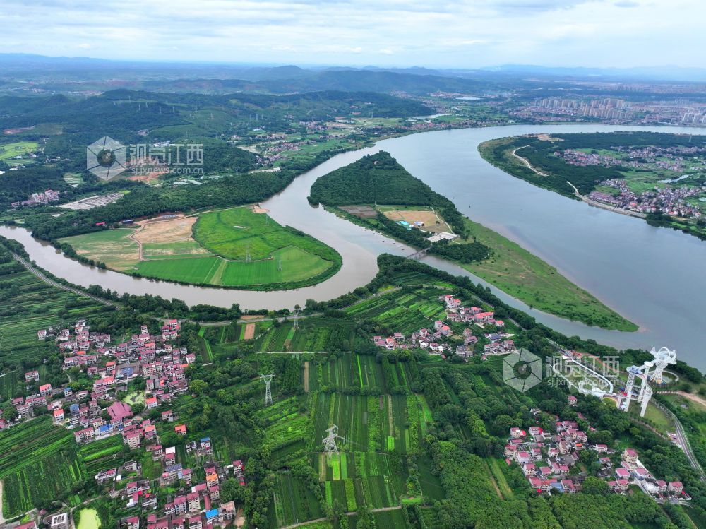 7月22日,江西省吉安市泰和县马市镇蜀口村,蜀口河蜿蜒穿越大地,源源不断输送生态活水,保障农业夏灌用水。