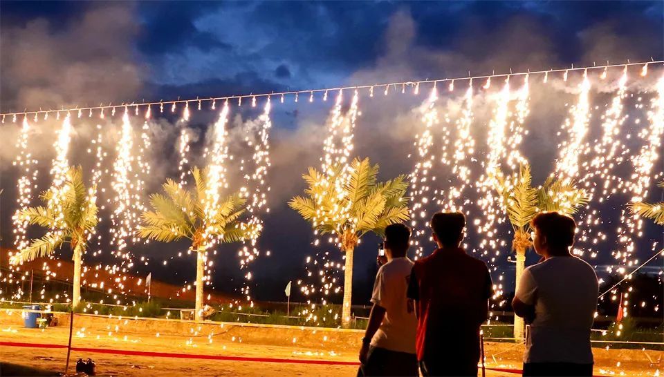 7月18日傍晚，张掖市玉水苑迪士嘉欢乐世界内，大型烟花瀑布秀表演，让游客们流连忘返。