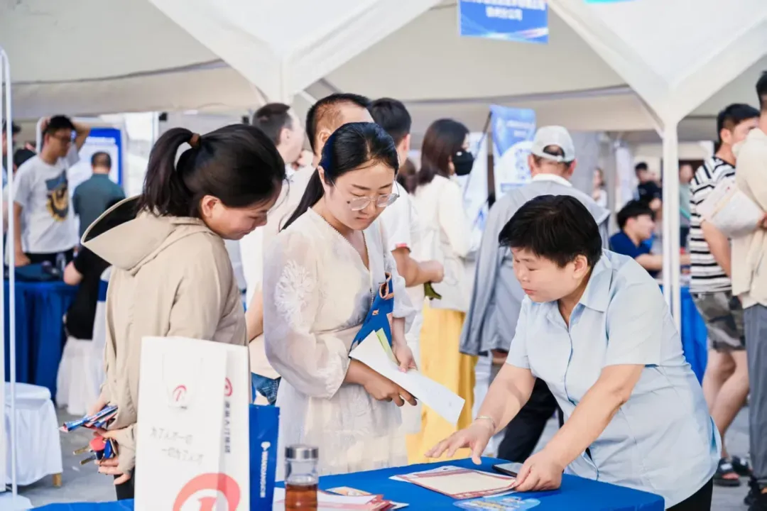 徐州经开区:“人才夜市”点亮就业新场景