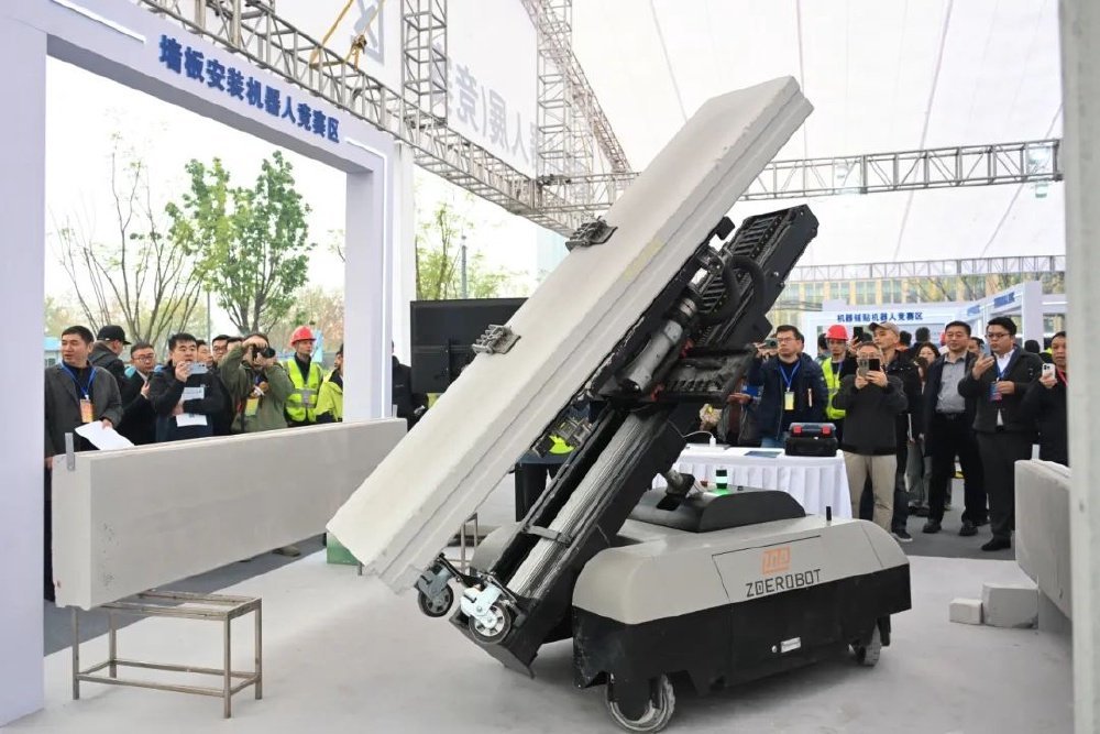 ▲图为ALC条板安装机器人。 市住房城乡建委供图