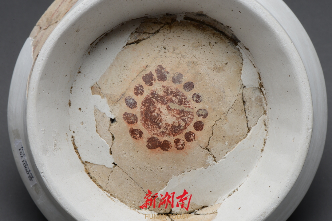 高庙遗址出土白陶簋上的彩绘太阳图案