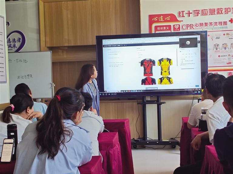 培训讲师在为学员授课