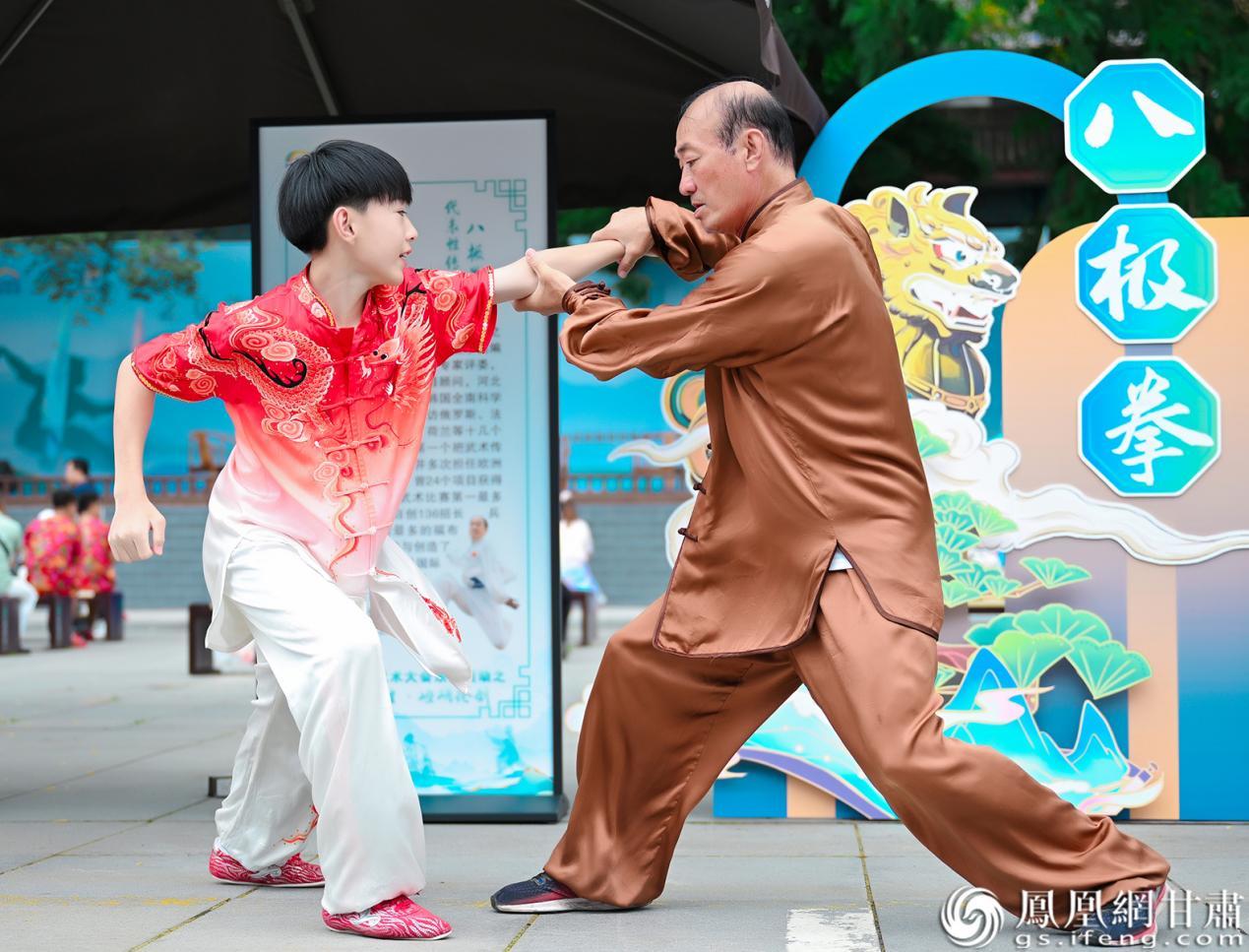 八极拳代表性传承人刘连俊（右）与其孙子刘占邦表演对练