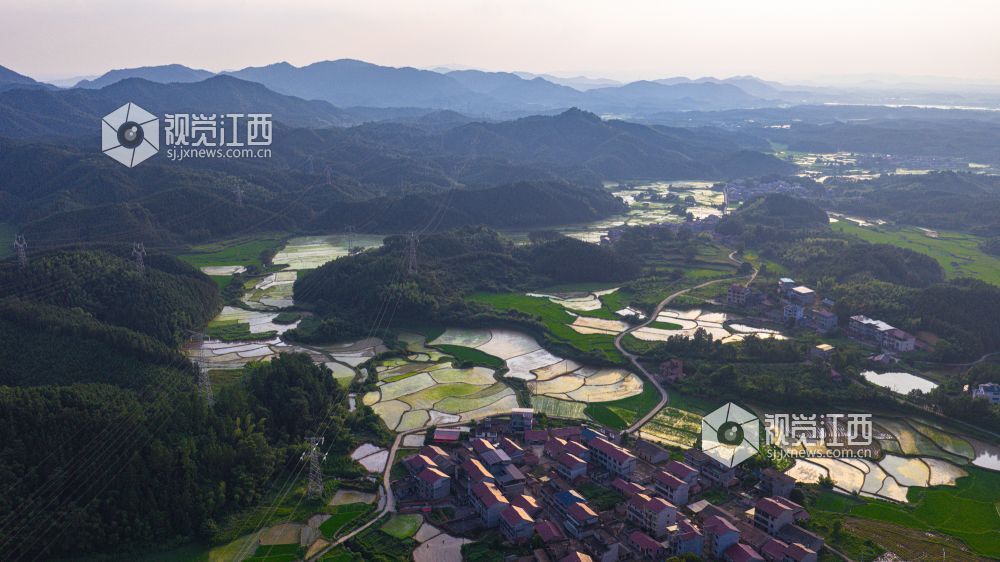 2025年7月15日在江西省吉安市峡江县覆箱峰拍摄的画面。