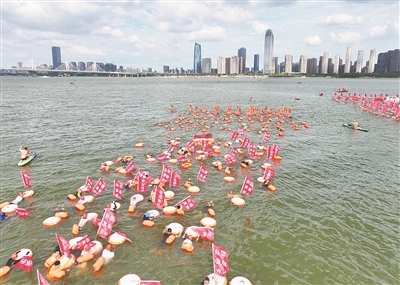 “泳”士们劈波斩浪游向对岸