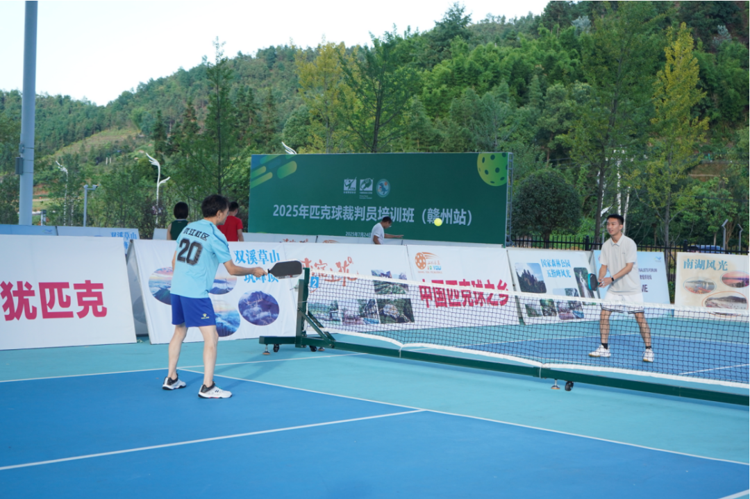 上猶縣生態匹克球運動中心，部分選手正在賽前熱身訓練（圖片來源：上猶發布）
