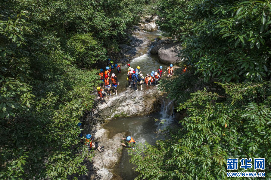 在位于江西婺源的石门峡景区，前来消暑的市民和游客络绎不绝。新华网发