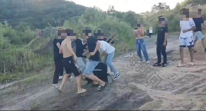 （图为孩子被打现场 家长提供视频截图）