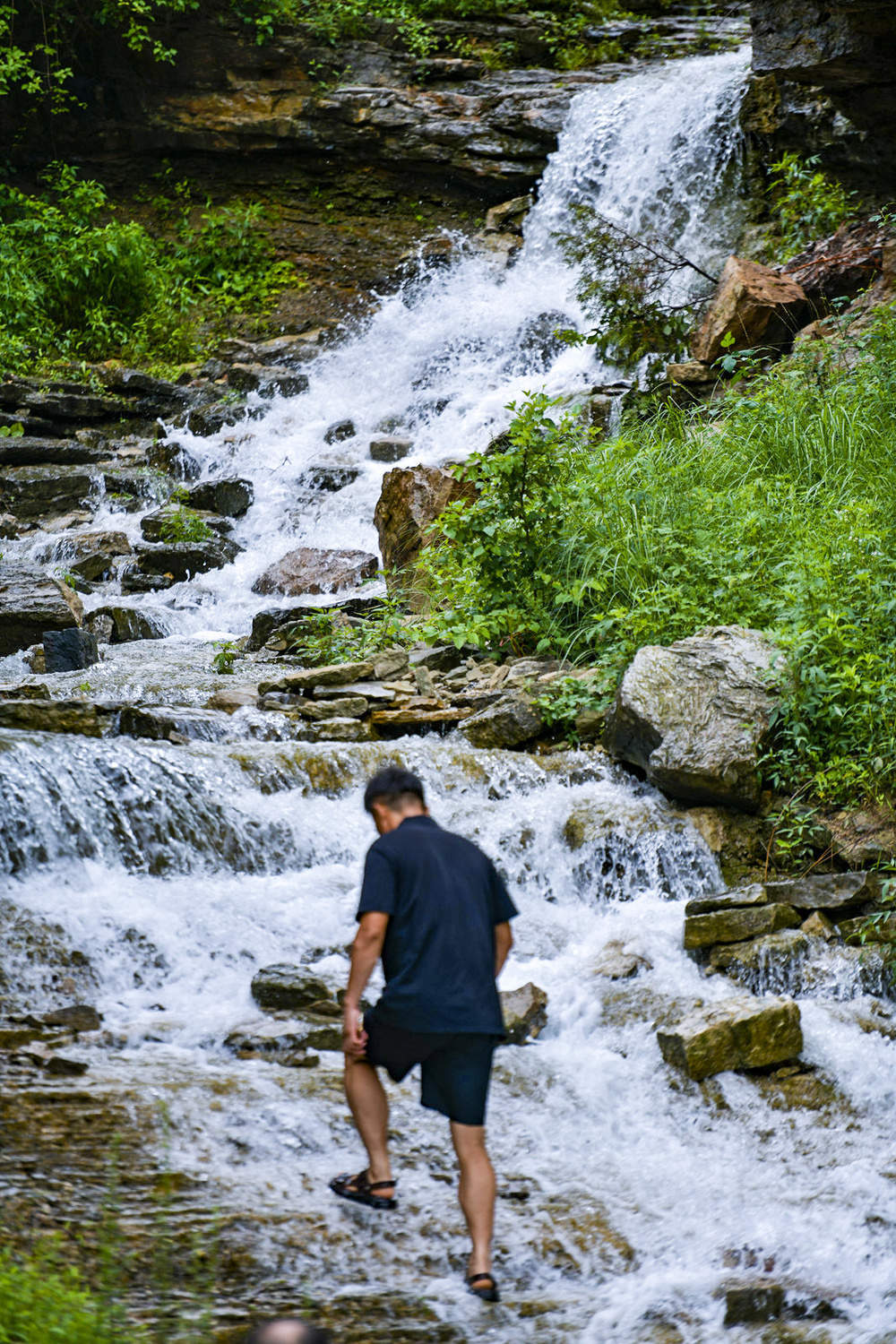 石崖峭壁汇聚山泉 龙洞风景区再现夏日限定美景