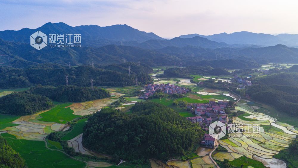 2025年7月15日在江西省吉安市峡江县覆箱峰拍摄的画面。