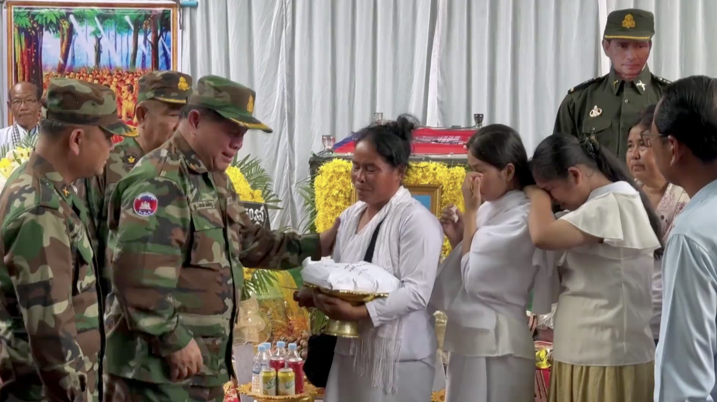 柬埔寨军方为阵亡士兵举行葬礼