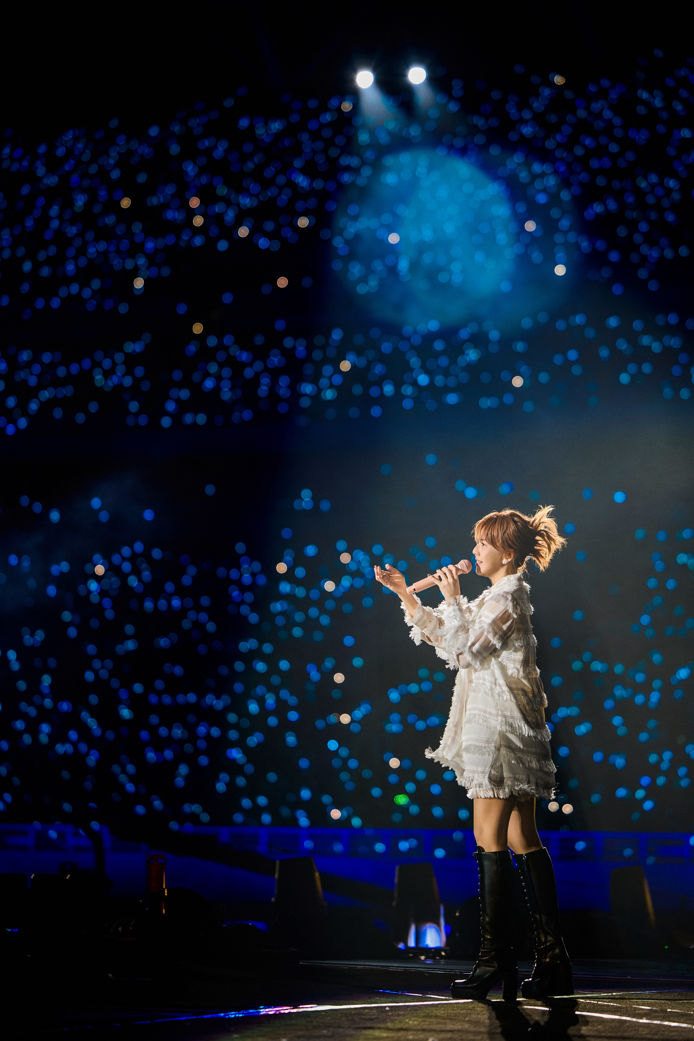 赭色日落与荧光海浪，八万人的25年之约  孙燕姿“就在日落以后”青岛双场完美收官