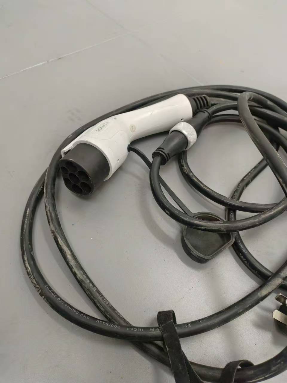 王女士称，她第二次使用充电枪就出现问题。