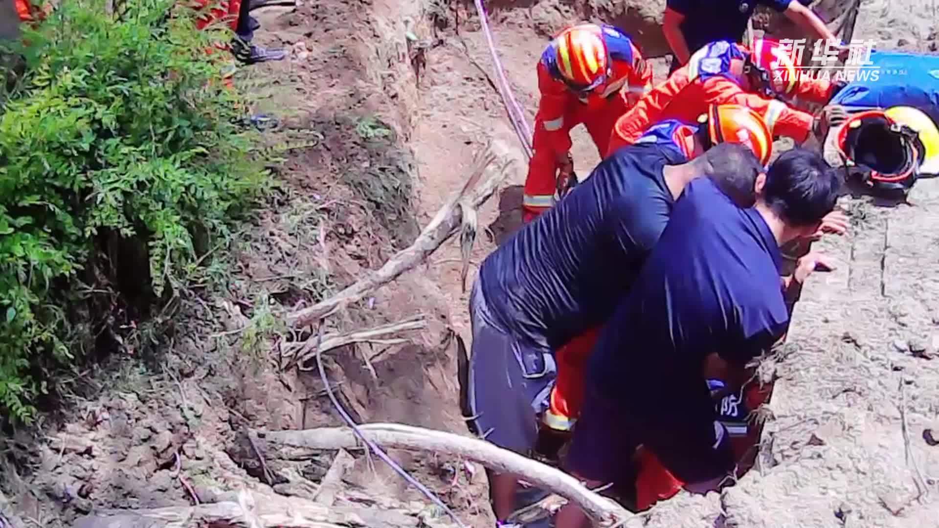 山西大同：管道施工现场工人被埋 消防紧急救援