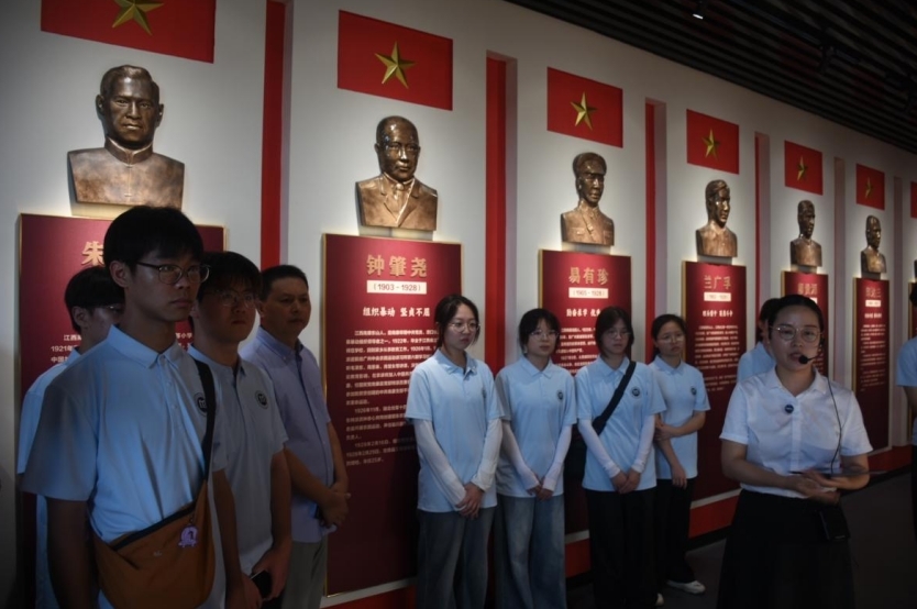 实践队员在红色史料陈列馆参观。
