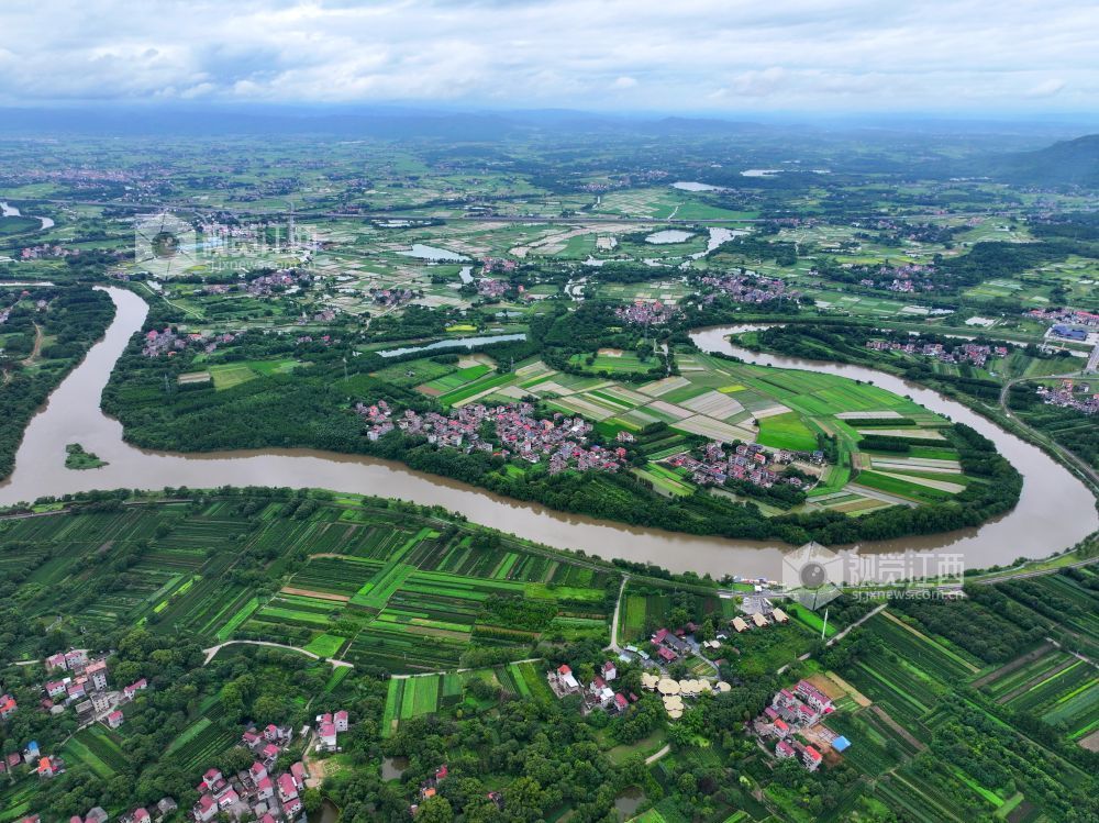 7月22日,江西省吉安市泰和县马市镇蜀口村,蜀口河蜿蜒穿越大地,源源不断输送生态活水,保障农业夏灌用水。